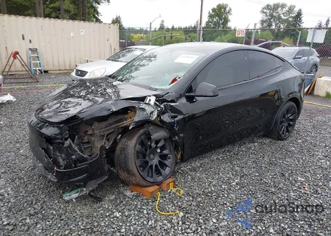 2024 Tesla Model Y Long Range Dual Motor All-Wheel Drive z USA, uszkodzony, nr VIN 7SAYGDEE1RF033066